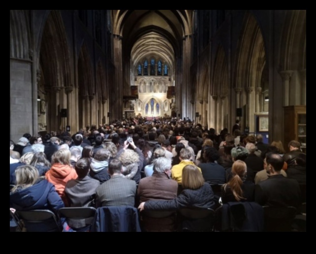 כרוניקות מקהלה: ביטויים אמנותיים במרחבי מקהלה גותיים