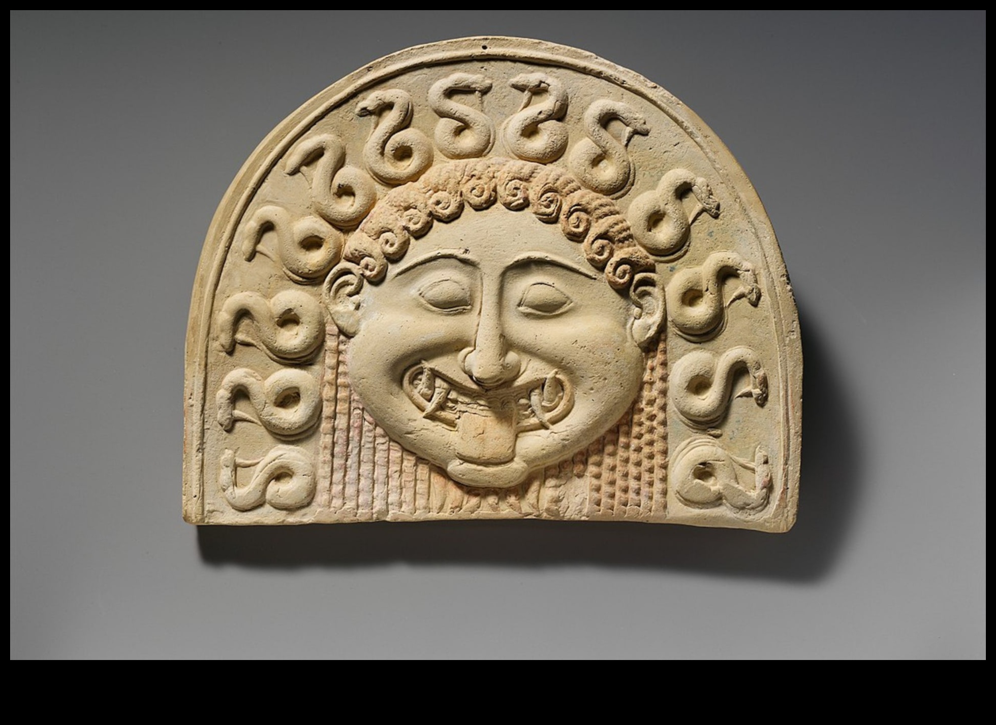 האגיס של אתנה: הסמליות של הגורגון באמנות היוונית