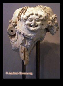 האגיס של אתנה: הסמליות של הגורגון באמנות היוונית