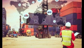 גבולות משא: תפקידן של משאיות בעיצוב שרשראות אספקה ​​גלובליות