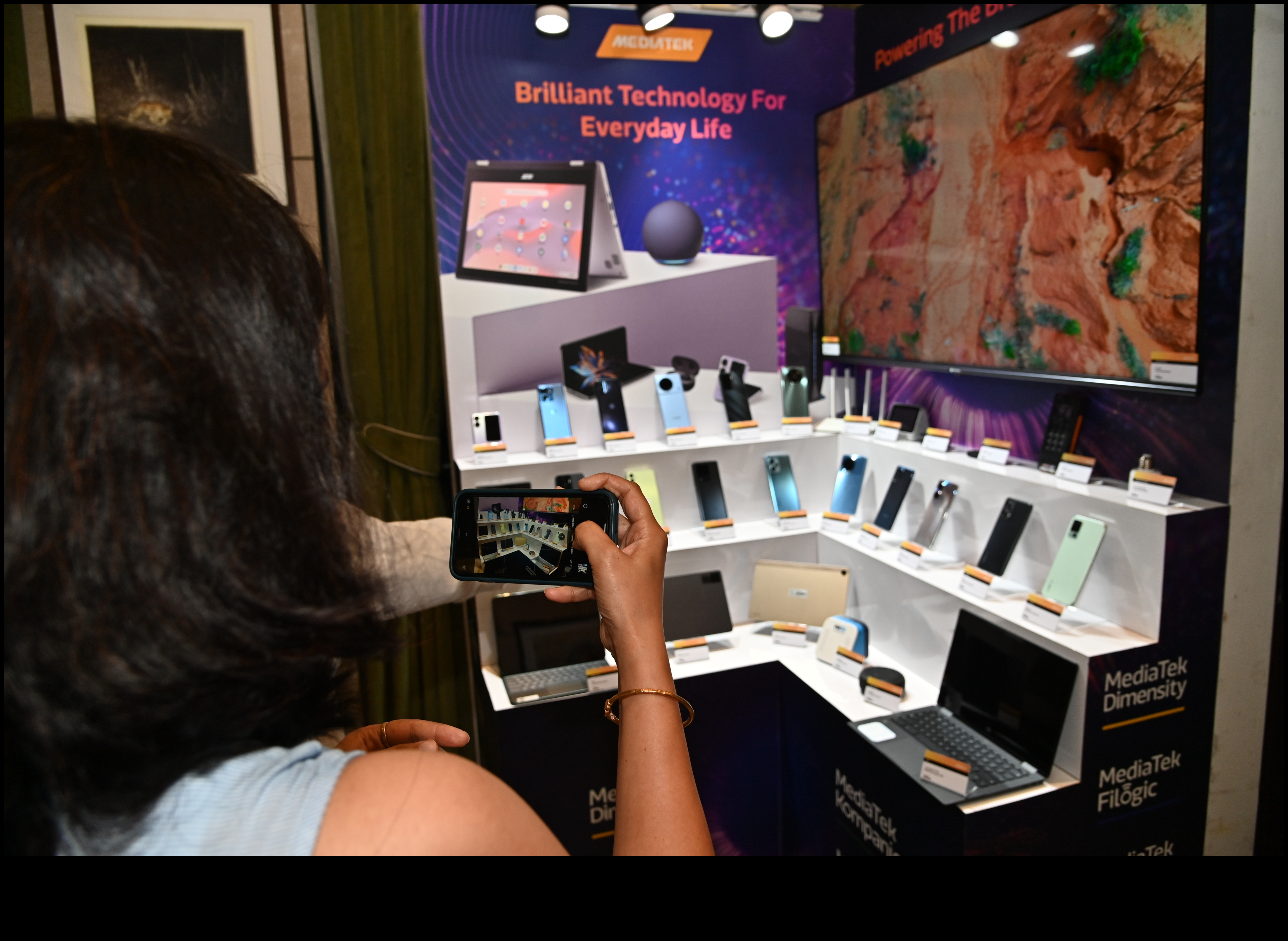 מיזמים ויזואליים המובילים את הדרך בתחום האלקטרוניקה המתקדמת לתצוגה עבור מכשירים ניידים 1 מיזמים חזותיים: אלקטרוניקה פורצת קצה לתצוגה עבור מכשירים ניידים